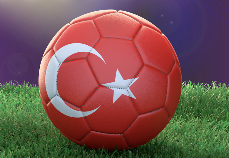 Triste epilogo nel calcio femminile turco: 6 cartellini rossi, una rissa e una pioggia di sassi dagli spalti. Oggi le dichiarazioni ufficiali.