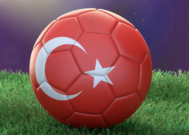 Triste epilogo nel calcio femminile turco: 6 cartellini rossi, una rissa e una pioggia di sassi dagli spalti. Oggi le dichiarazioni ufficiali.