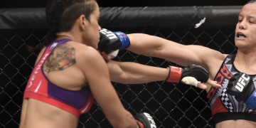 La star dell’UFC Pannie Kianzad mostra con orgoglio l’infortunio dopo la brutale vittoria su Lina Lansberg.