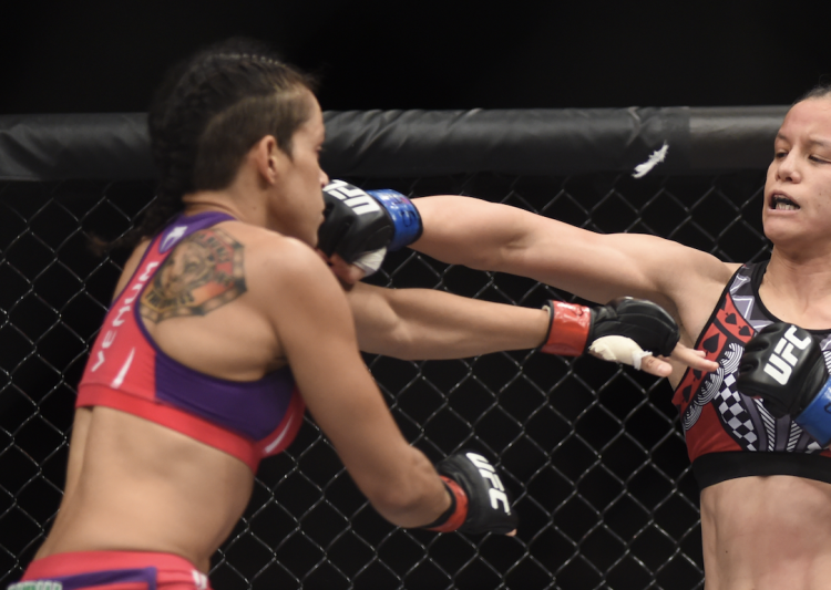 La star dell’UFC Pannie Kianzad mostra con orgoglio l’infortunio dopo la brutale vittoria su Lina Lansberg.