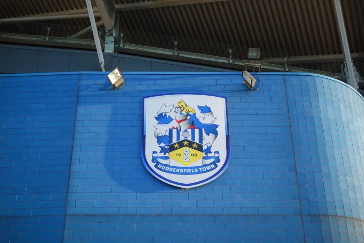 Ore 20:45, Championship: Huddersfield – Luton. Scontro diretto in zona playoff: chi perde è a rischio.