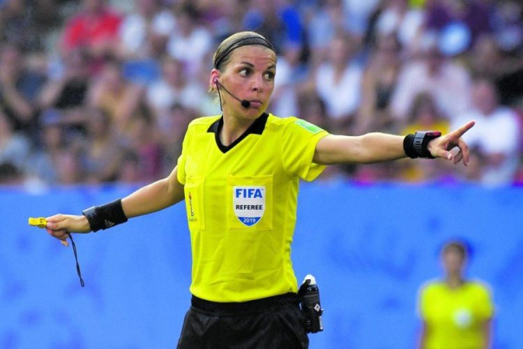 Qatar 2022, per la prima volta nella storia tre donne arbitro e tre assistenti.