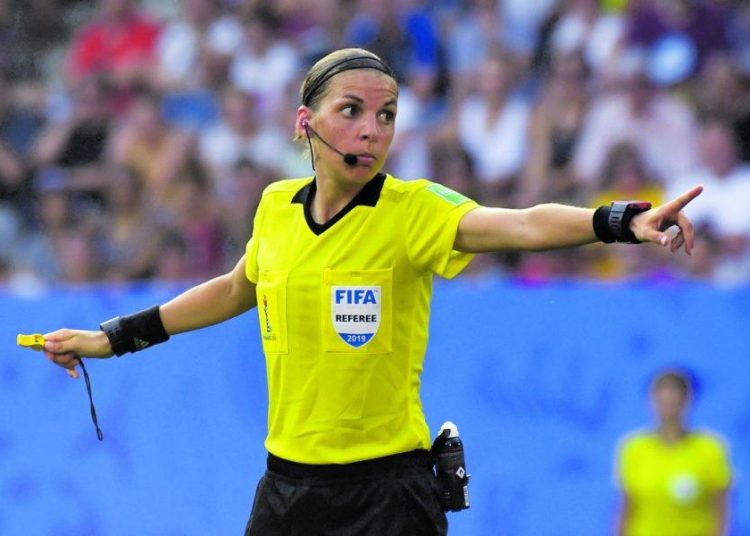 Qatar 2022, per la prima volta nella storia tre donne arbitro e tre assistenti.