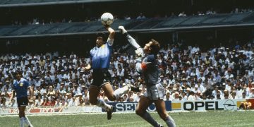 Maradona, la maglia della ‘Mano de Dios’ venduta all’asta per 8,8 mln