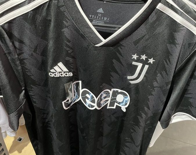 Juve, la nuova maglia da trasferta sarà nera