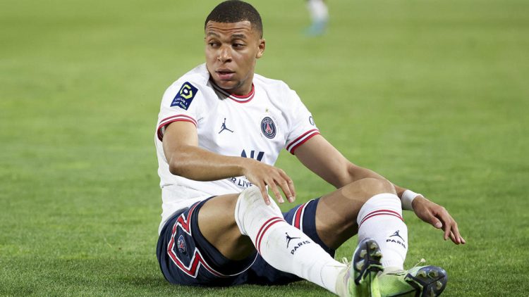 “Mbappe-Psg, rinnovo vicino”, la notizia dalla Francia. Ma la madre smentisce