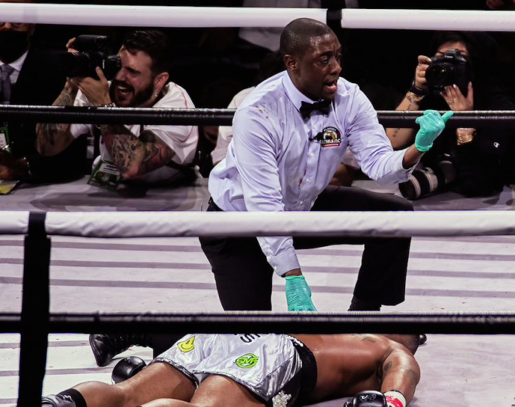 Boxe: La leggenda dei 49ers, Frank Gore segna un feroce knockout al debutto nella boxe professionistica.