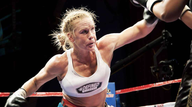 “Penso di voler fare entrambe le cose”: Holly Holm sogna la boxe per la prima volta da anni.