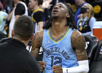 Tutta Memphis in apprensione per Morant: dovesse saltare la serie Golden State avrebbe la strada spianata per la finale.