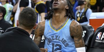 Tutta Memphis in apprensione per Morant: dovesse saltare la serie Golden State avrebbe la strada spianata per la finale.￼