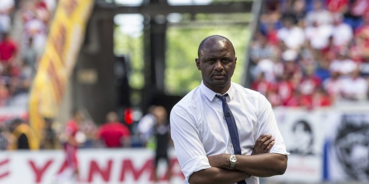 Premier, festa Everton: Vieira colpisce un tifoso (video)