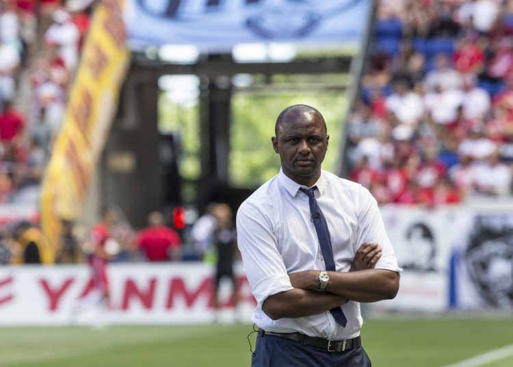 Premier, festa Everton: Vieira colpisce un tifoso (video)