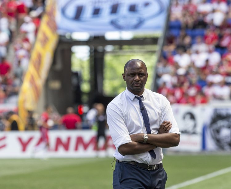 Premier, festa Everton: Vieira colpisce un tifoso (video)